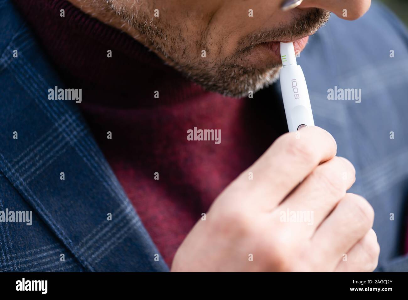 зеленский курит айкос. человек курит айкос. сегодня курю айкос из твоих чувств. сегодня курю айкос из твоих чувств. человек с iqos.