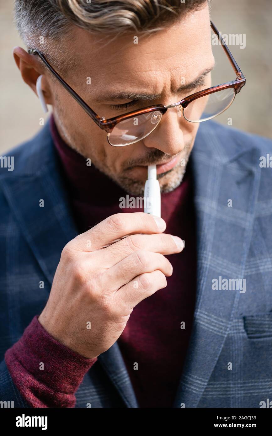 Handsome man e cigarette hi res stock photography and images Page 6 Alamy