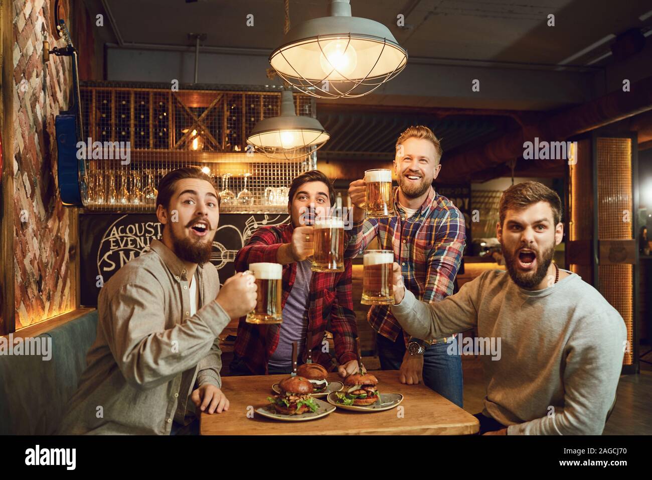 Male sports fan in a bar hi-res stock photography and images - Alamy