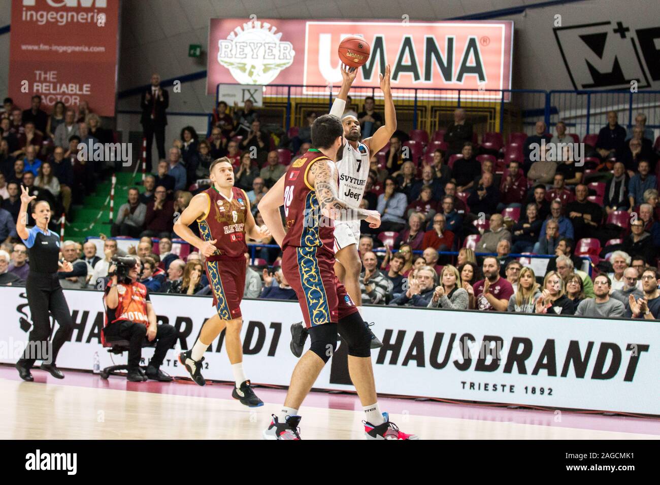 Venezia, Italy, 18 Dec 2019, tiro from tre of tu holloway (rytas