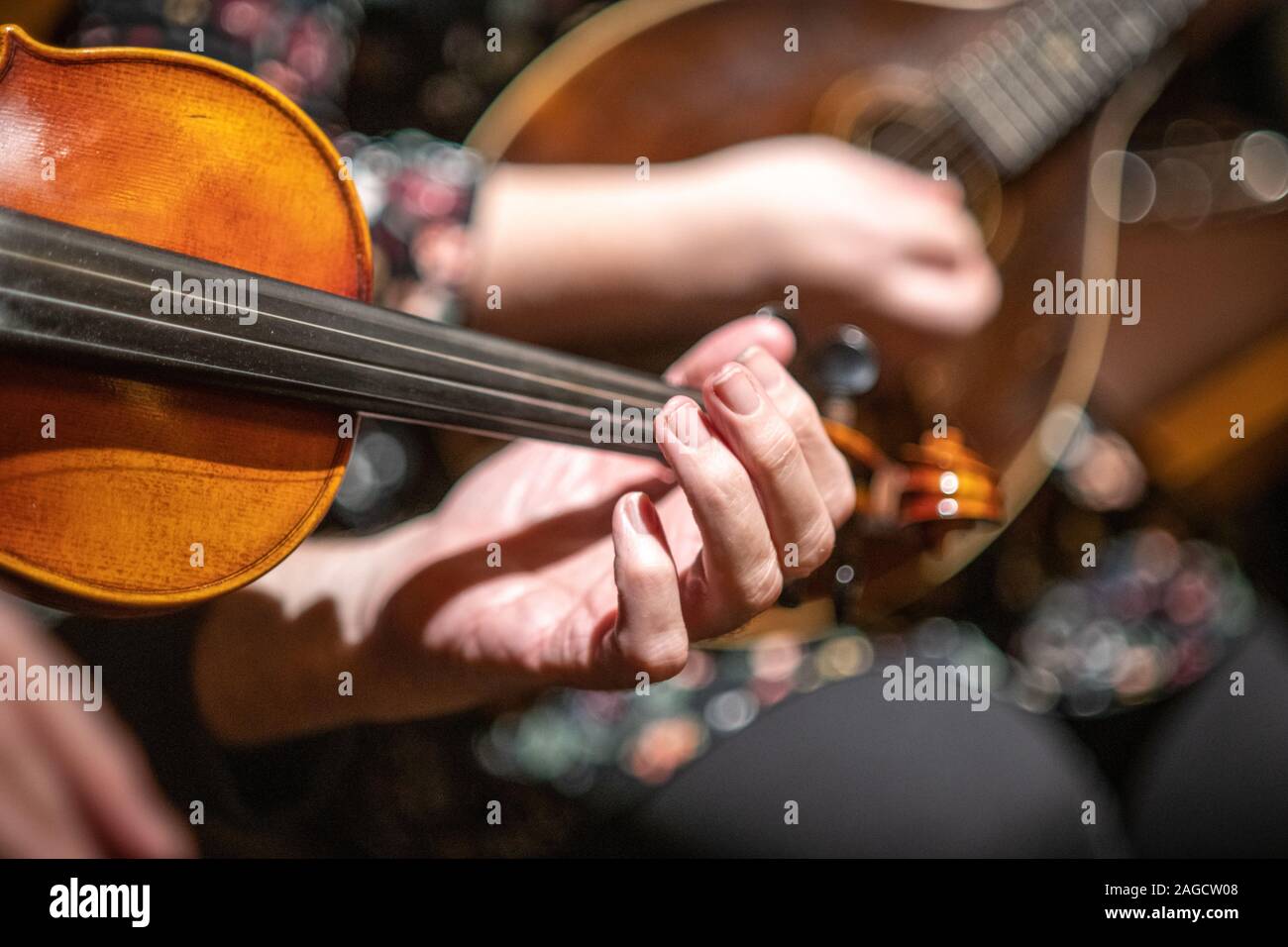 Irish musicians playing the violin and the mandolin, Alexandria, Virginia, USA Stock Photo