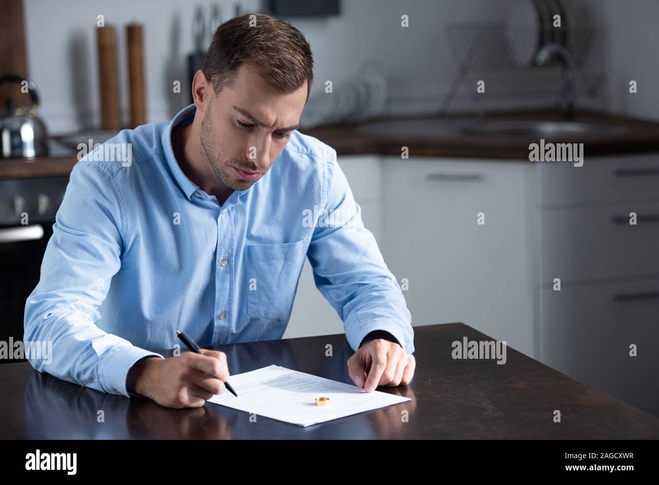 Мужчина пишет каждый день что это. Человек пишет эстетика. Мужчина пишет каждый день что это. Мужчина писает. Писатель за столом.