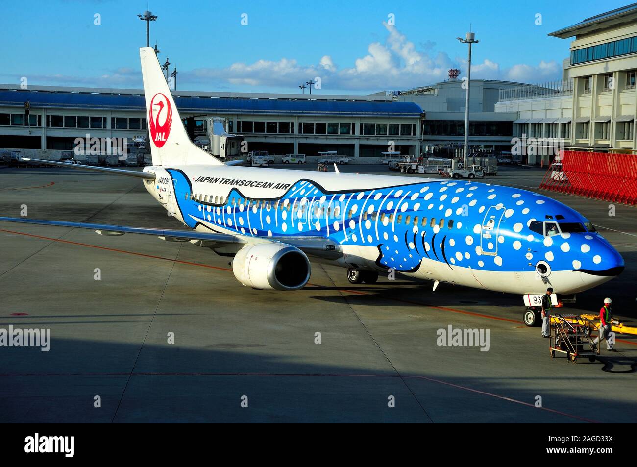 Blue Whaleshark, Boeing B-737/400, JA8939, Japan Transocean Airline, JTA, Naha Airport, Okinawa, Japan Stock Photo