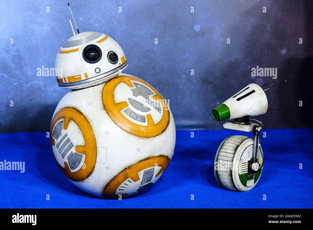 Cineworld Leicester Square, London, UK. 18 December 2019.  Droids BB8 and D-0 poses at European Premier of Star Wars: The Rise of Skywalker. . Picture by Julie Edwards./Alamy Live News Stock Photo