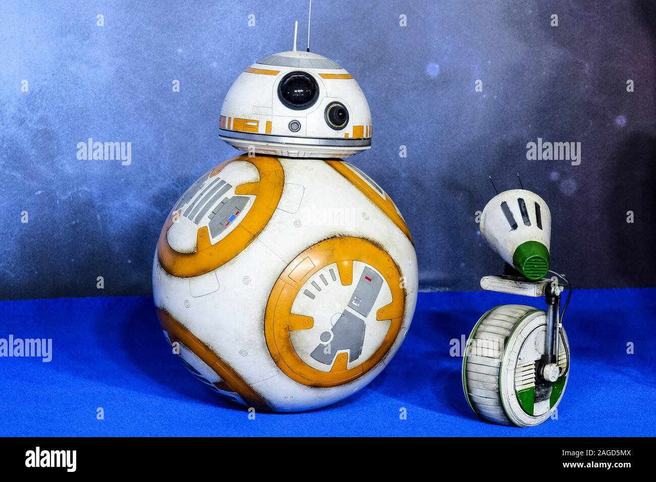 Cineworld Leicester Square, London, UK. 18 December 2019.  Droids BB8 and D-0 poses at European Premier of Star Wars: The Rise of Skywalker. . Picture by Julie Edwards./Alamy Live News Stock Photo