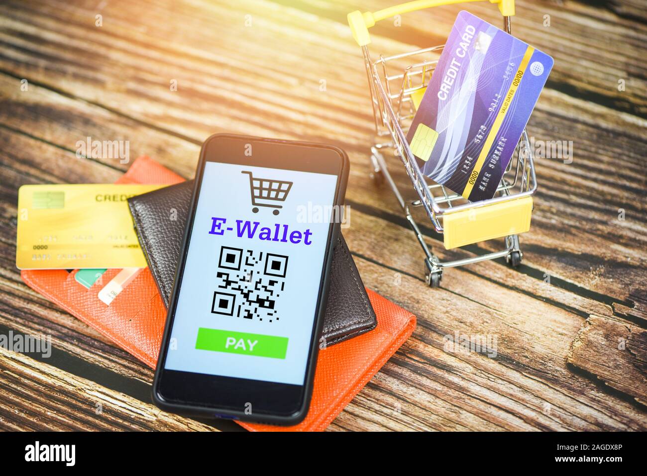 Catastrofaal bewondering Barmhartig e wallet app on smartphone with credit card in shopping cart wallet  technology pay / Mobile payment online shopping concept Stock Photo - Alamy