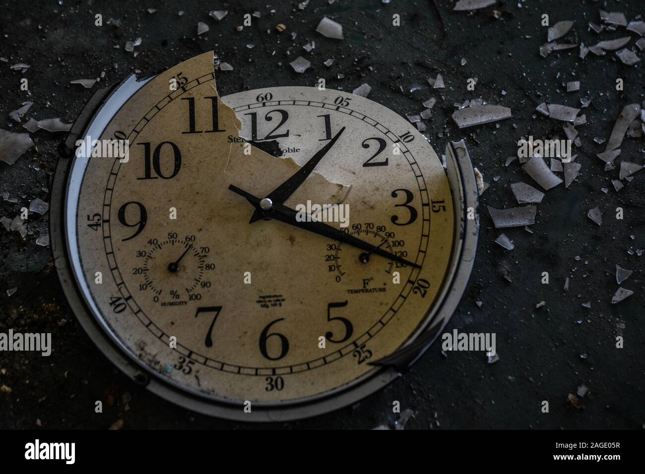 Broken clock hires stock photography and images Alamy