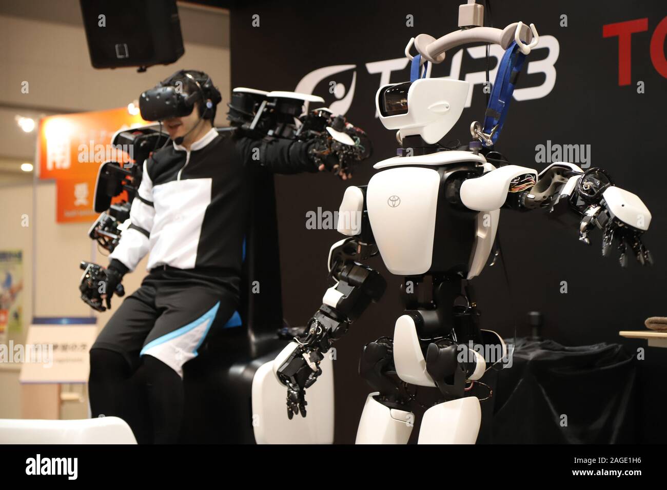 Tokyo, Japan. 18th Dec, 2019. Japan's giant Toyota Motor's humanoid robot T-HR3 is synchronized with operator's motion by master-slave control system at the International Robot Exhibition in Tokyo on