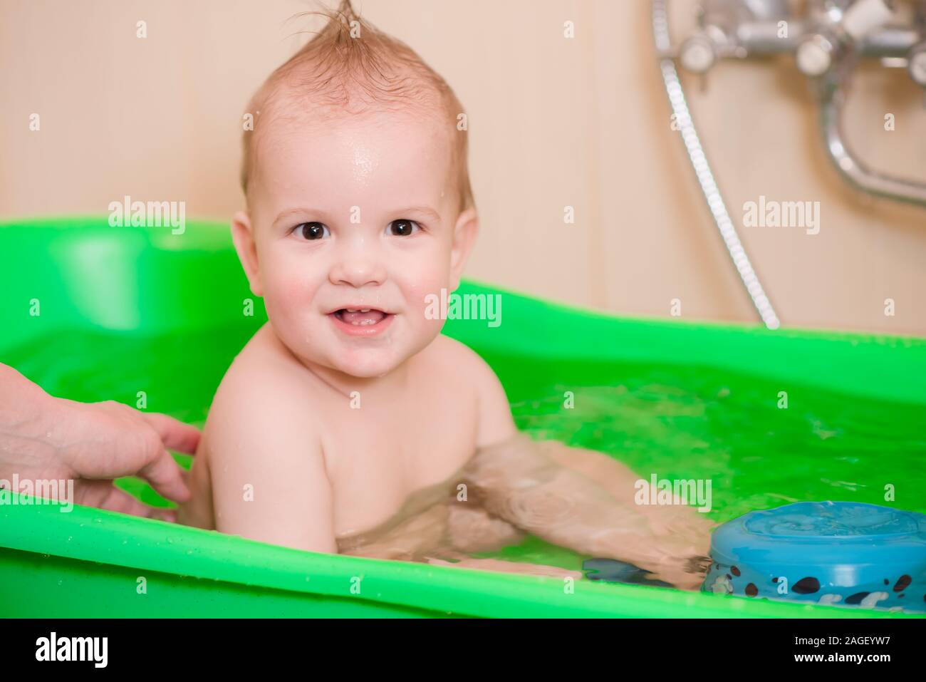 little kid with his mom to clean Stock Photo - Alamy