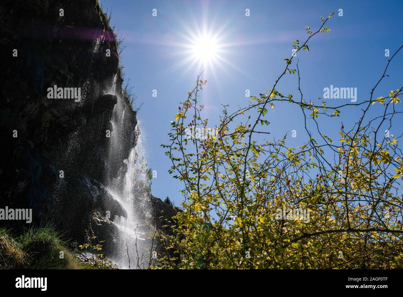 Tragacete, Spain. 04th Oct, 2019. A waterfall in the Serrania de Cuenca Natural Park with the river Jucar. Credit: Jens Kalaene/dpa-Zentralbild/ZB/dpa/Alamy Live News Stock Photo