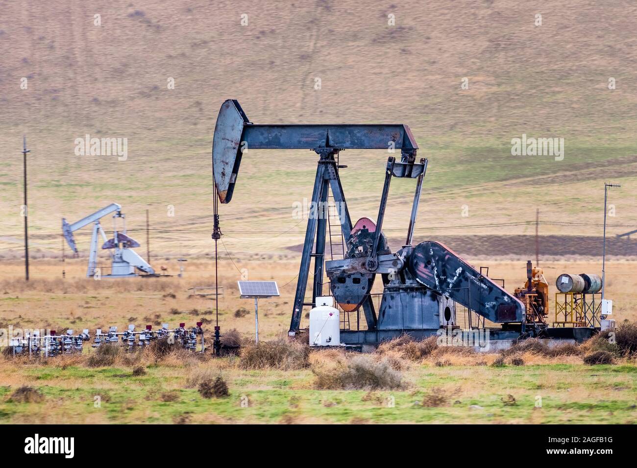 Oil pump operating on the Kern County petroleum field, Bakersfield, California Stock Photo