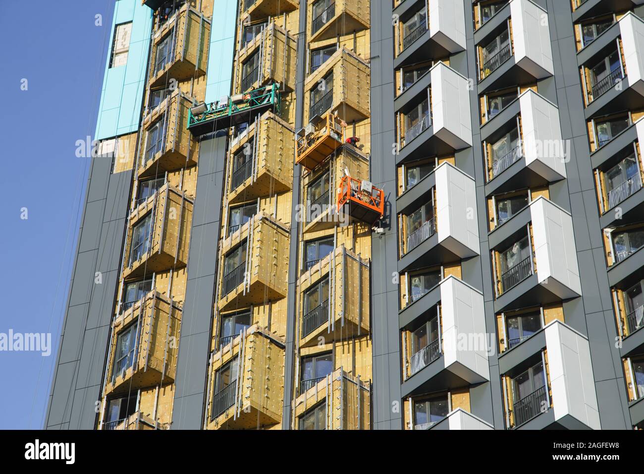 Installation of a ventilated facade in an apartment building under