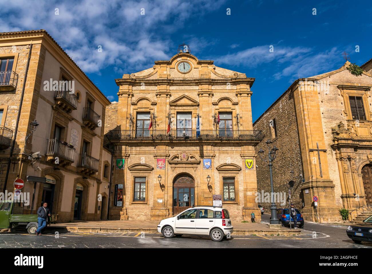 das frühere Rathaus Palazzo di Citta,  Piazza Armerina, Sizilien, Italien, Europa  |  former city hall Palazzo di Citta, Piazza Armerina, Sicily, Ital Stock Photo