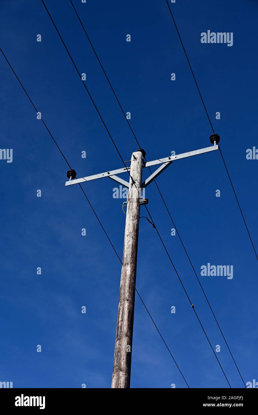 pole-mounted-low-voltage-electricity-power-lines-kendal-cumbria-england-united-kingdom-europe-2AGFJFJ.jpg