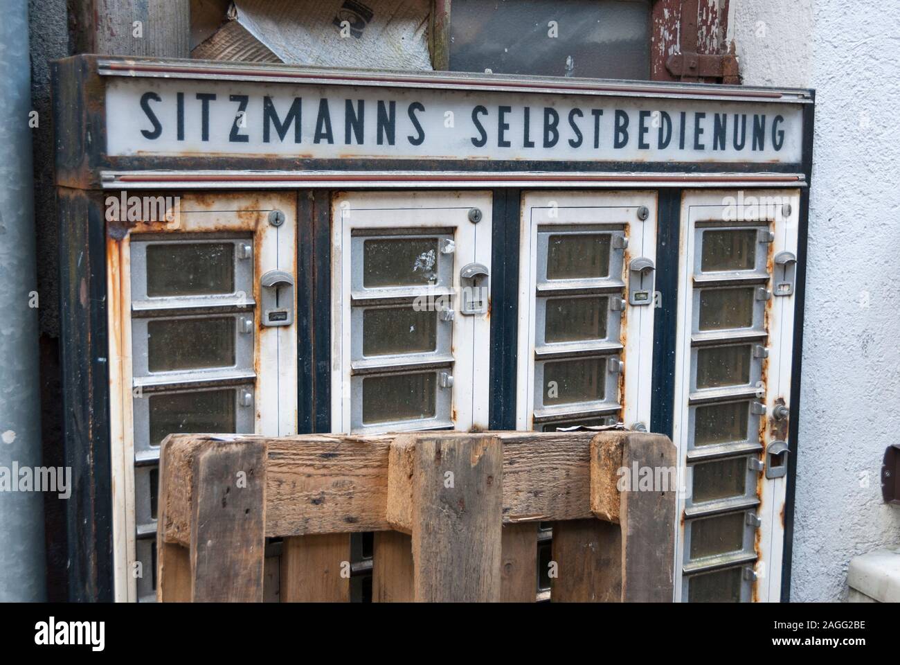 https://c8.alamy.com/comp/2AGG2BE/old-fashioned-vintage-fast-food-snack-vending-machine-in-germany-2AGG2BE.jpg