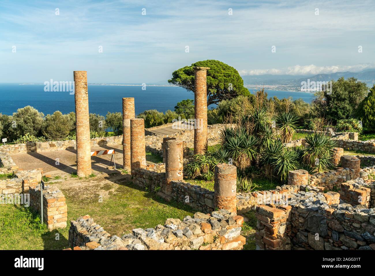 Säulen eines römischen Patrizierhaus in Tindari, Patti,  Sizilien, Italien, Europa  |  Columns of a Roman residential building, Tindari, Patti, Sicily Stock Photo