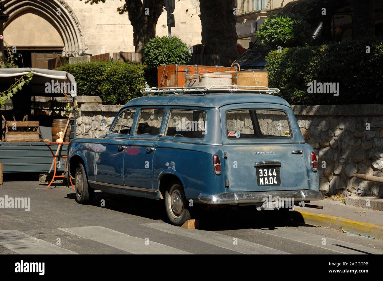 Vintage Peugeot 403 Estate Car (c1960) & Vintage Luggage on Roof Rack Stock Photo