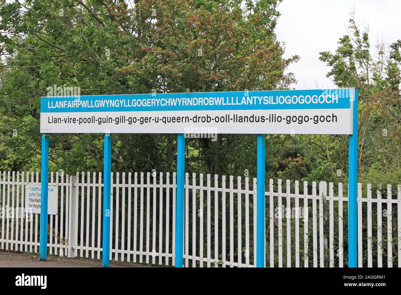 Llanfairpwllgwyngyllgogerychwyrndrobwllllantysiliogogoch sign at railway station Stock Photo