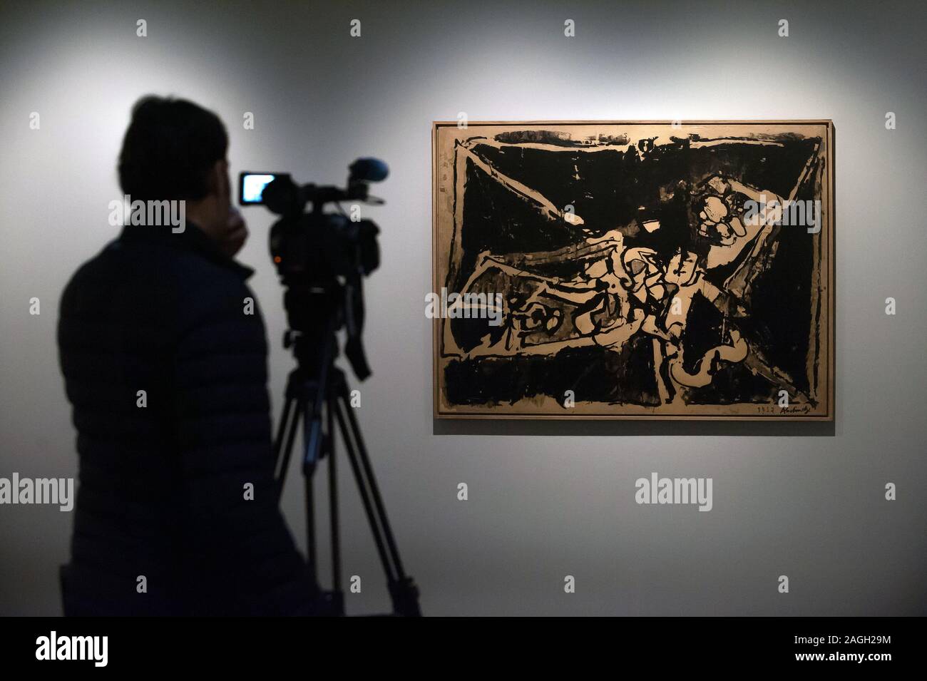 A cameraman recording images during the exhibition.'Alechinsky: en el país de la tinta' (Alechinsky in inkland) is an exhibition of paintings and drawings by Belgian artist, Pierre Alechinsky at museum Centre Pompidou. The exhibition runs from 19th Dec 2019 to 12th April 2020. Stock Photo