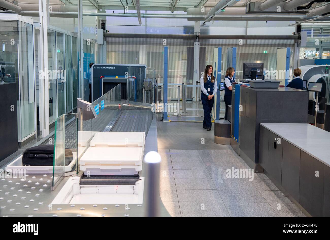 Munich, Germany. 19th Dec, 2019. View of the security control at Munich Airport. Transportation Minister Reichhart, (CSU) announced the first test results of the newly installed safety system in a press conference. Credit: Lino Mirgeler/dpa/Alamy Live News Stock Photo