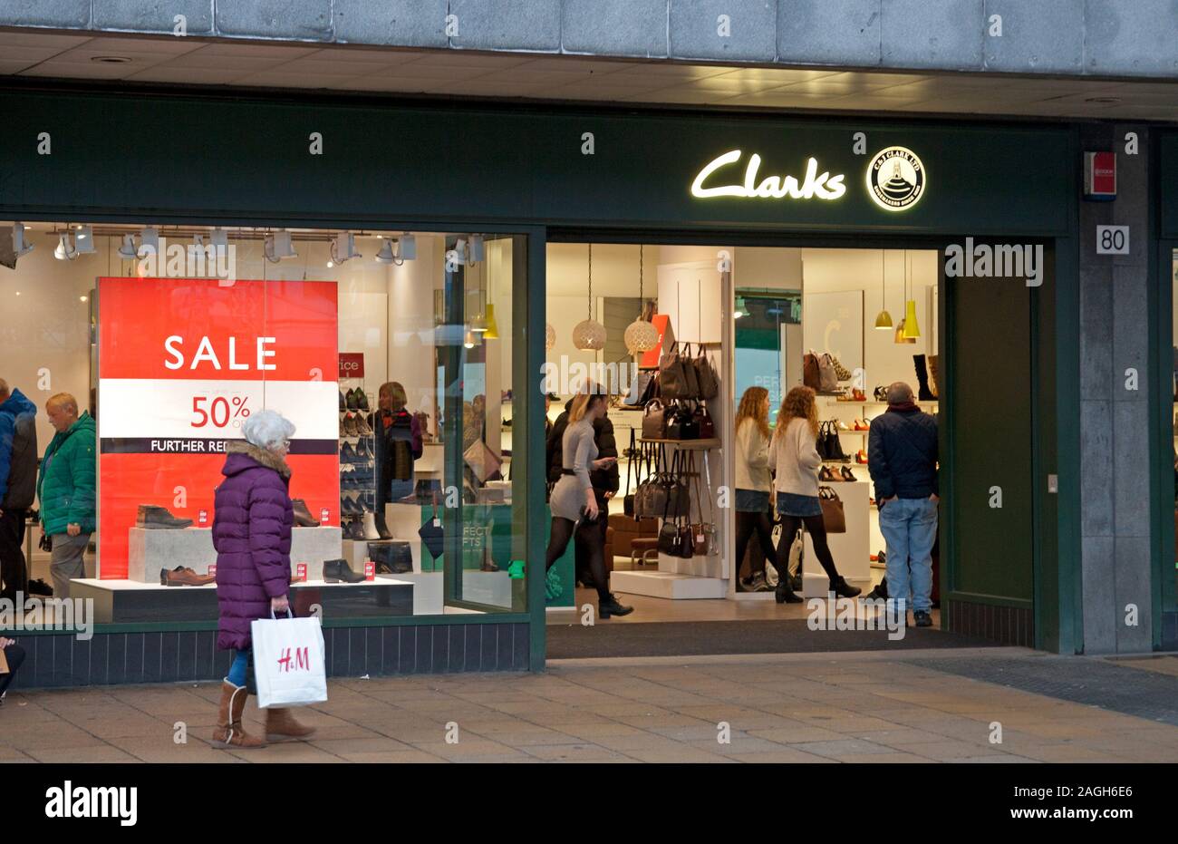 Mængde af Beskrive væg Princes Street, Edinburgh, Scotland, UK. 19th December 2019. Clarks. With  less than a week to go until Christmas day the majority of the stores in  Princes Street are displaying Sale signs with