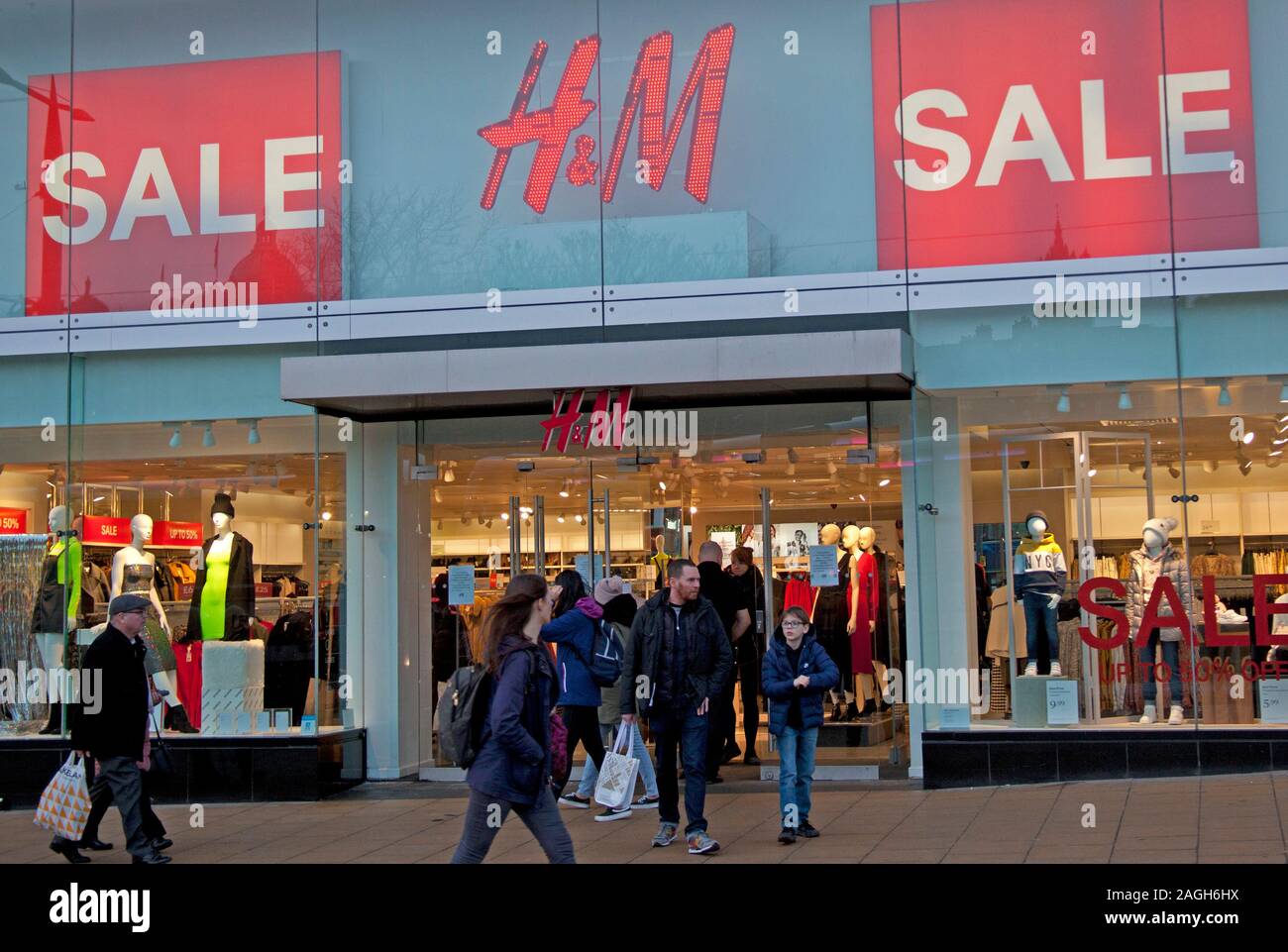Princes Street, Edinburgh, Scotland, UK. 19th December 2019. H&M, With less  than a week to go until Christmas day the majority of the stores in Princes  Street are displaying Sale signs with