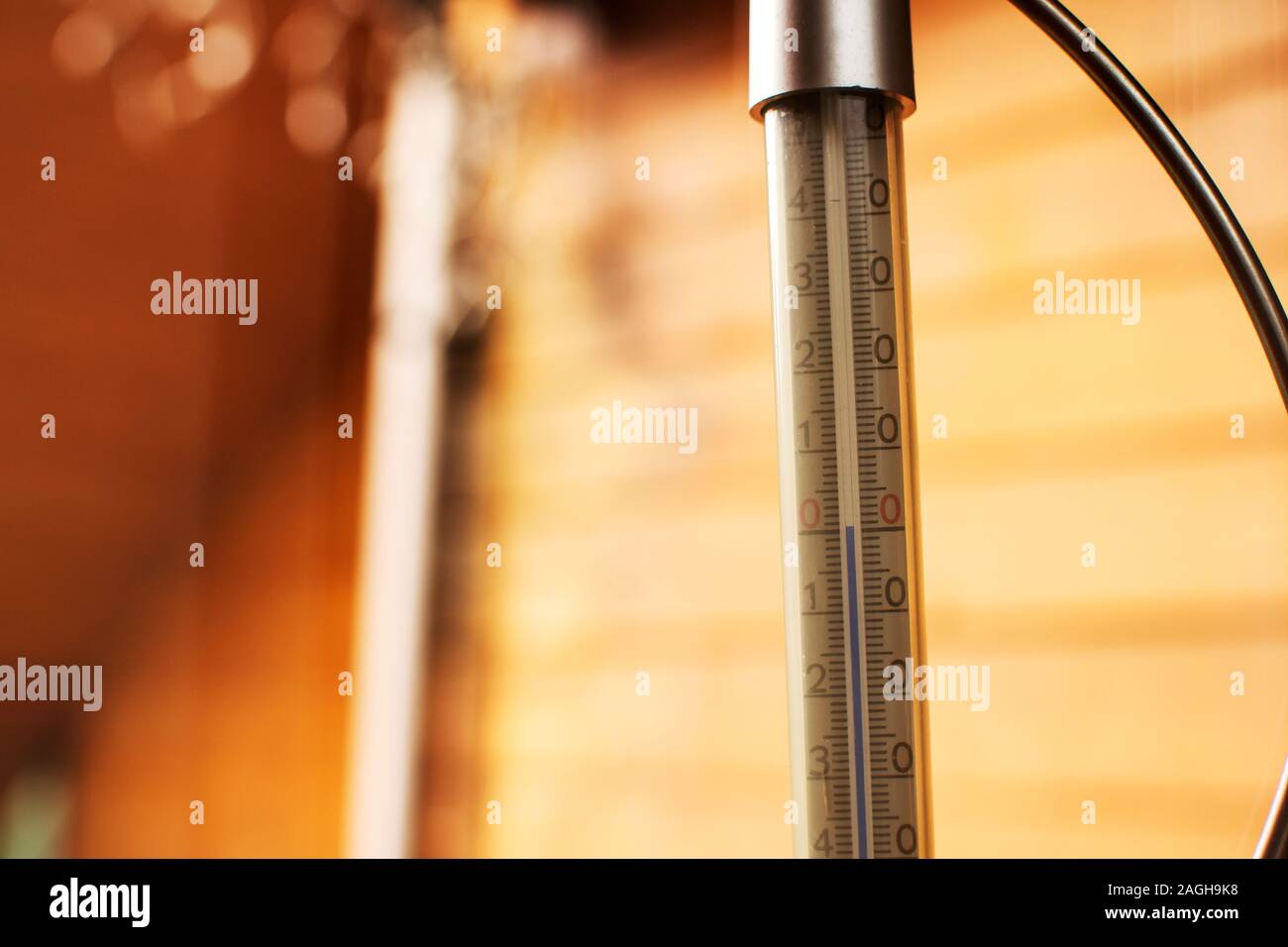 https://c8.alamy.com/comp/2AGH9K8/a-thermometer-fixed-out-of-the-window-shows-that-it-is-zero-degree-celsius-outdoor-2AGH9K8.jpg