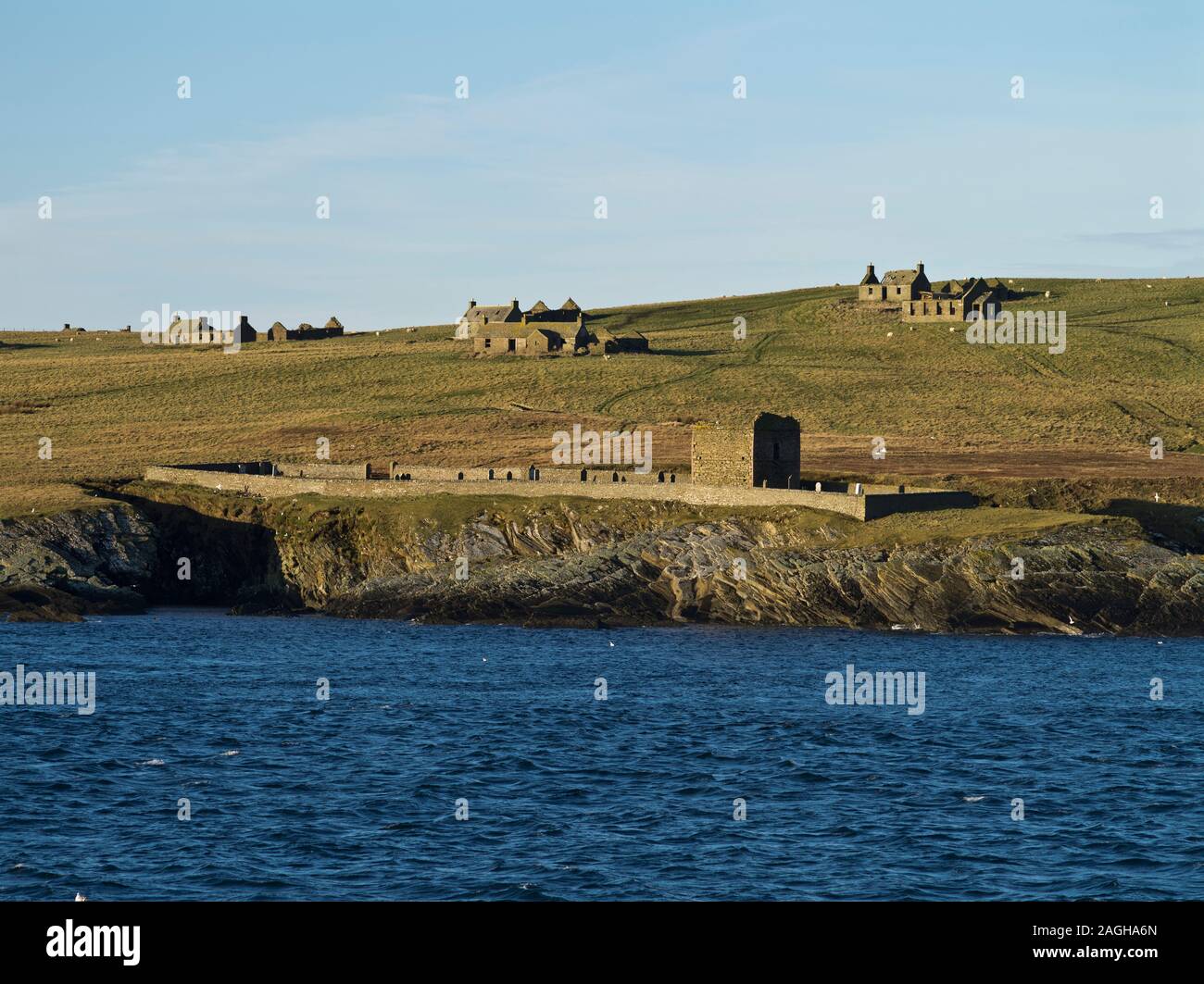 dh Uninhabited Scottish islands STROMA ISLAND CAITHNESS Cemetery with abandoned derelict cottages Scotland unpopulated cottage buildings empty Stock Photo