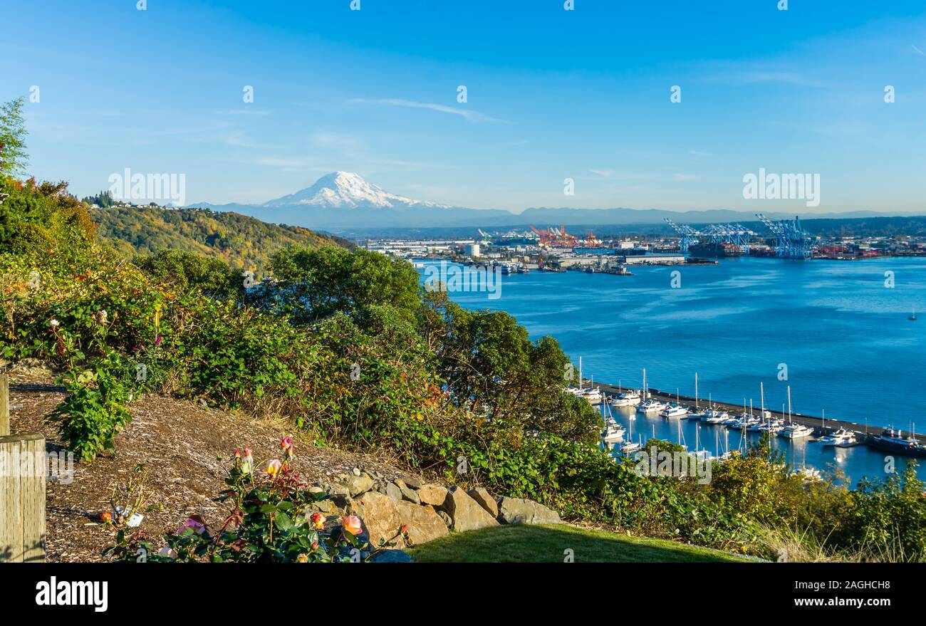 A view of Mount Rainier and the Port of Tacoma Stock Photo - Alamy