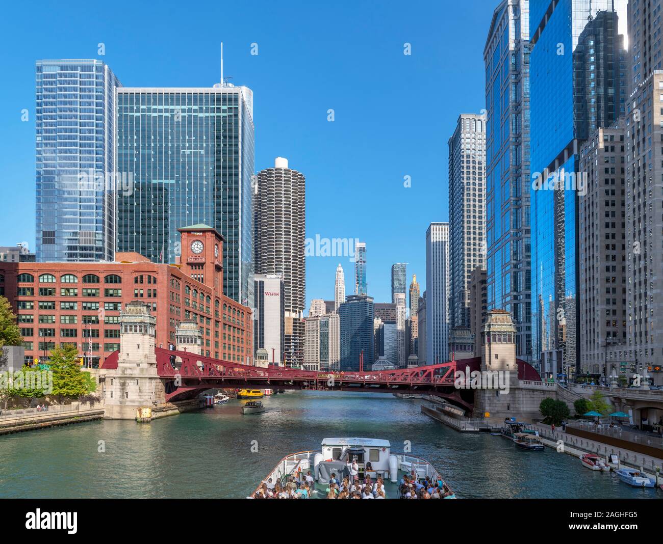 River cruise boat on the Chicago River with the city skyline behind, viewed from Wells Street Bridge, Chicago, Illinois, USA Stock Photo