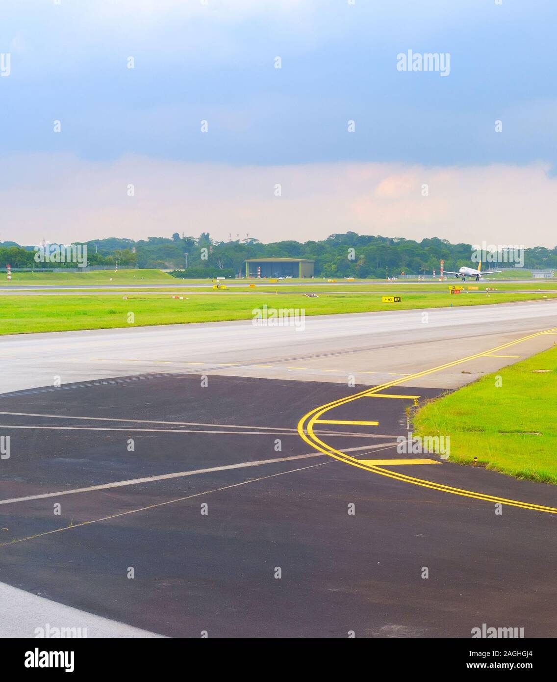 Empty runway at Changi airport in Singapore, departuring plane in the  background Stock Photo - Alamy