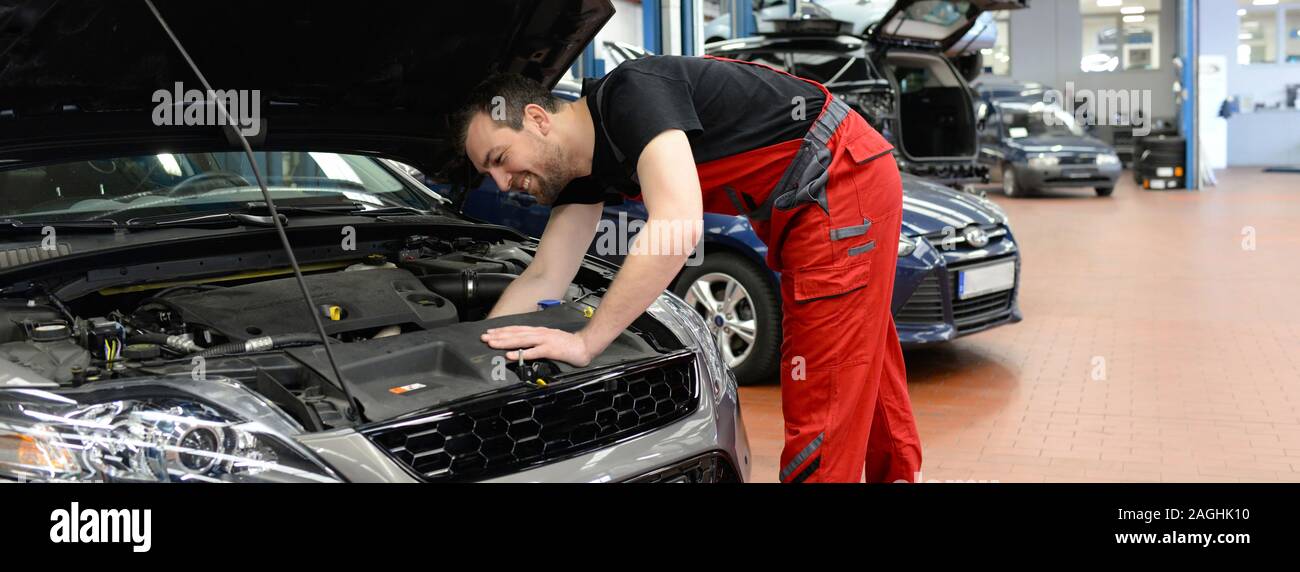 car mechanic in a repairing a vehicle Stock Photo Alamy