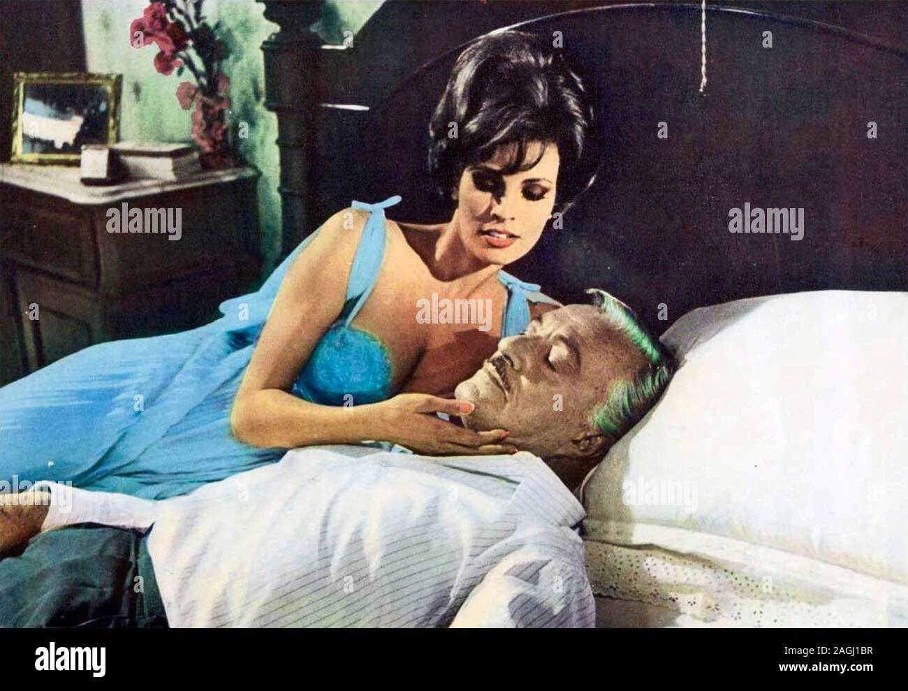 THE BIGGEST BUNDLE OF THEM ALL 1968 MGM film with Raquel Welch and Vittorio De Sica Stock Photo