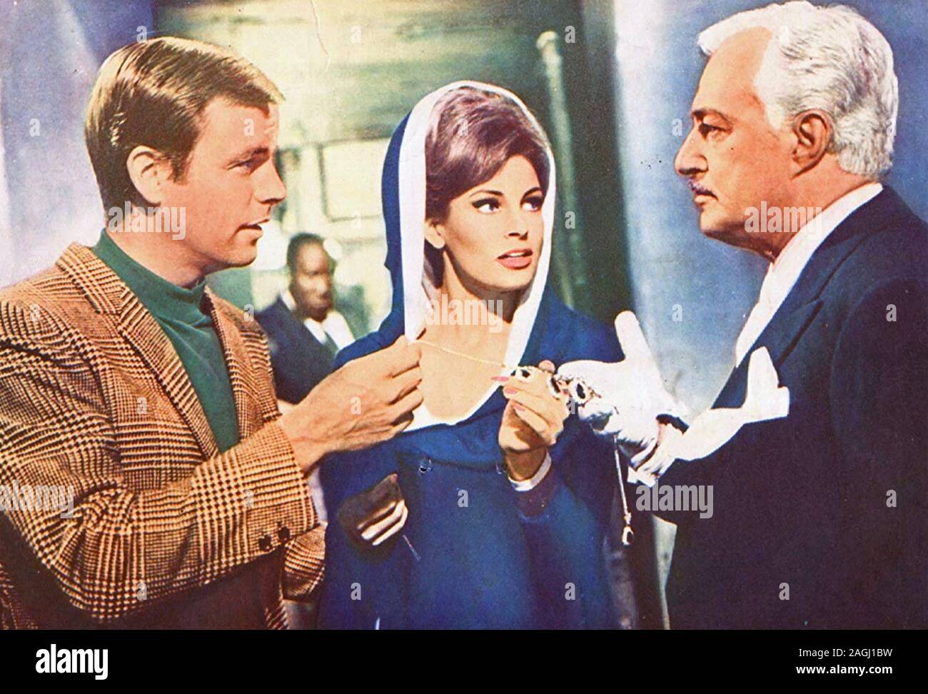 THE BIGGEST BUNDLE OF THEM ALL 1968 MGM film with from left: Robert Wagner, Raquel Welch,   Vittorio De Sica Stock Photo