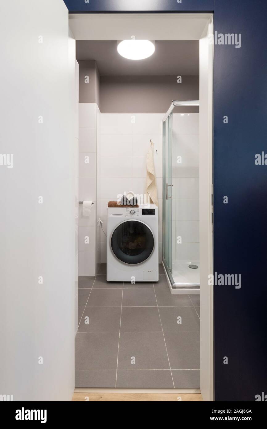 Washing machine in bathroom of modern apartment Stock Photo Alamy