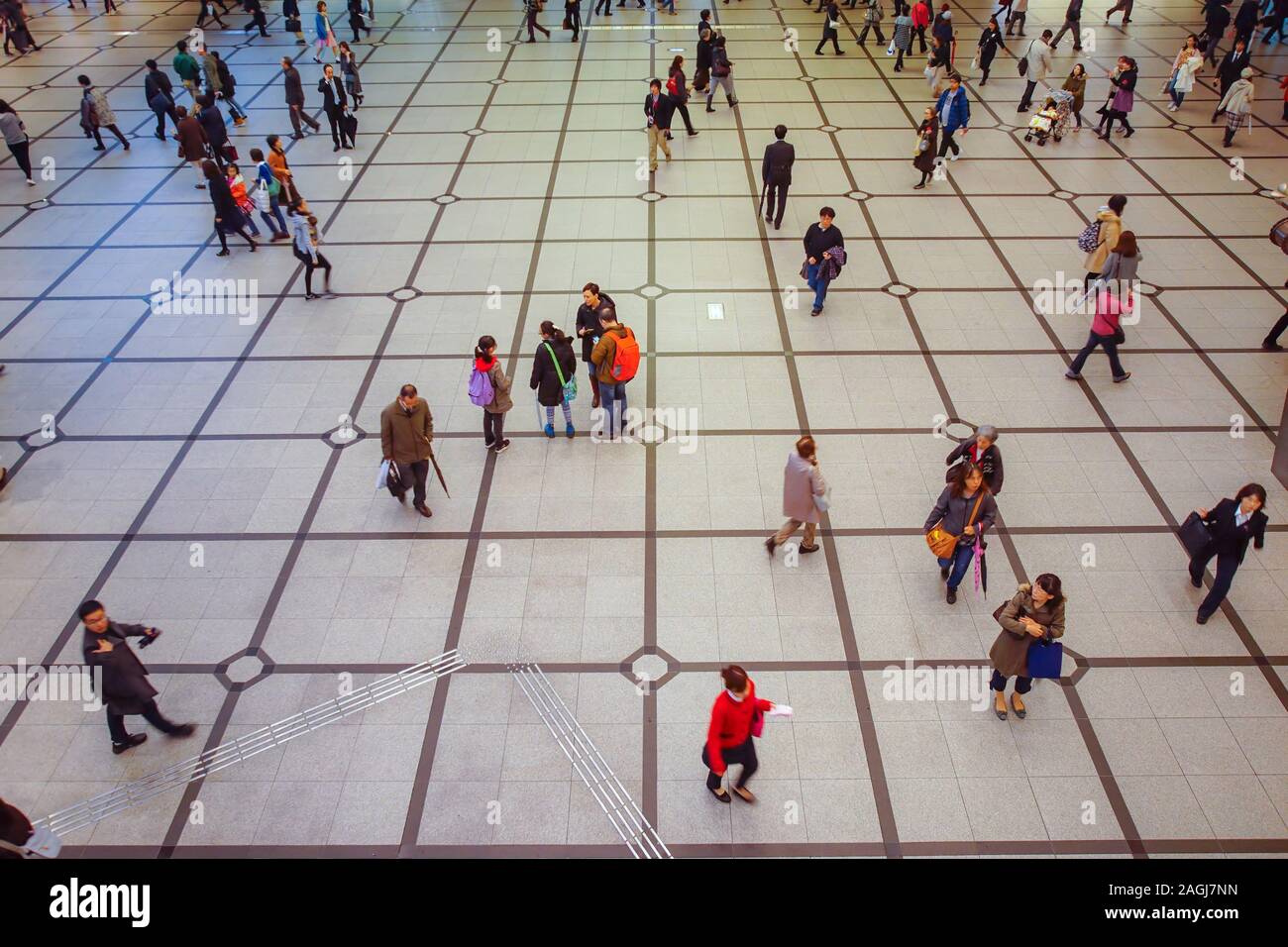 Tokyo, Japan. 6th Aug, 2014. Pedestrians walk under the hot