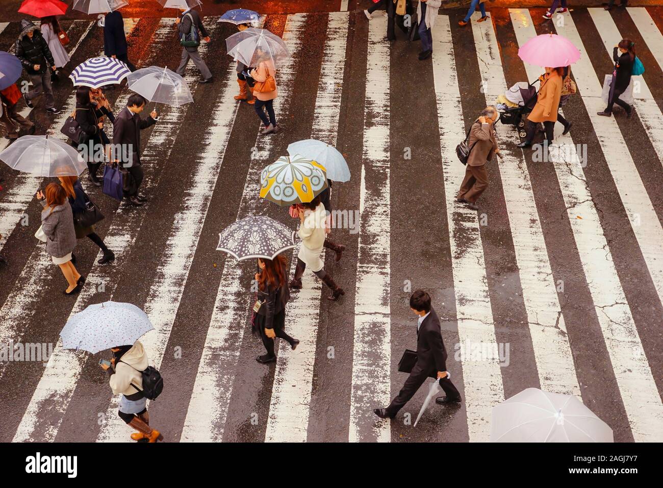 Tokyo, Japan. 6th Aug, 2014. Pedestrians walk under the hot