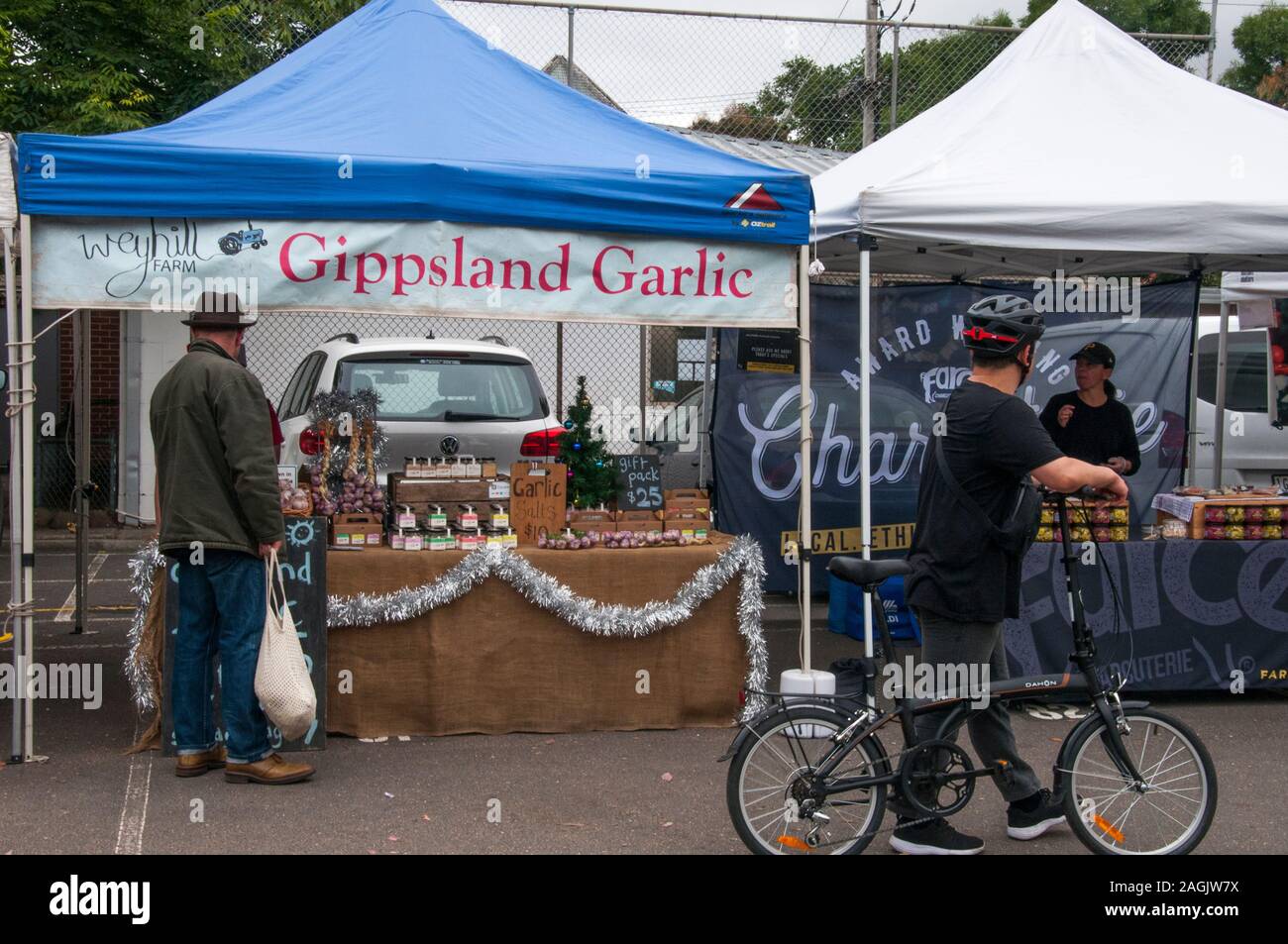 Householders buying direct from small-scale farmers and growers at Elwood Farmers' Market, Melbourne, Australia Stock Photo