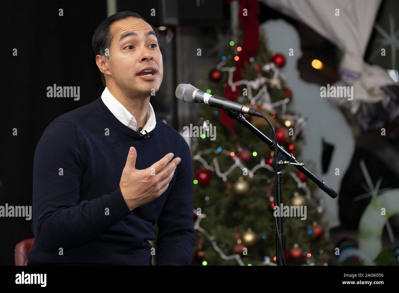 Pasadena, USA. 15th Mar, 2019. Democratic presidential candidate, Julian Castro, speaks at the town hall on workers solidarity and migrant justice in Pasadena, California. Castro met with his community members at the Job Center ahead of the Democratic Party Debate to be held at Loyola Marymount University. Credit: Ronen Tivony/SOPA Images/ZUMA Wire/Alamy Live News Stock Photo