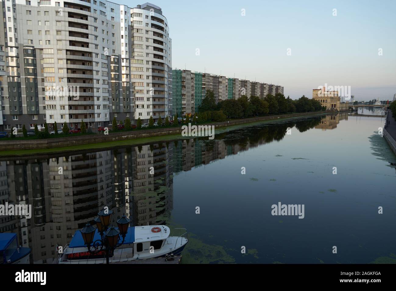 Wohnhäuser am Pregelufer, gegenüber Fischdorf, Pregel, Pregolja, Kaliningrad, ehemaliges Königsberg, Oblast Kaliningrad, Russland Stock Photo