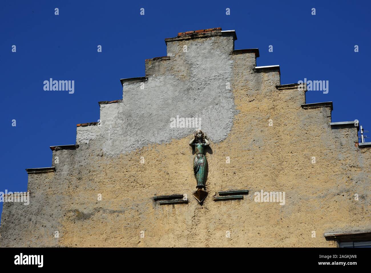 Jugendstilfigur an Hausfassade, Kaliningrad, ehemaliges Königsberg, Oblast Kaliningrad, Russland Stock Photo