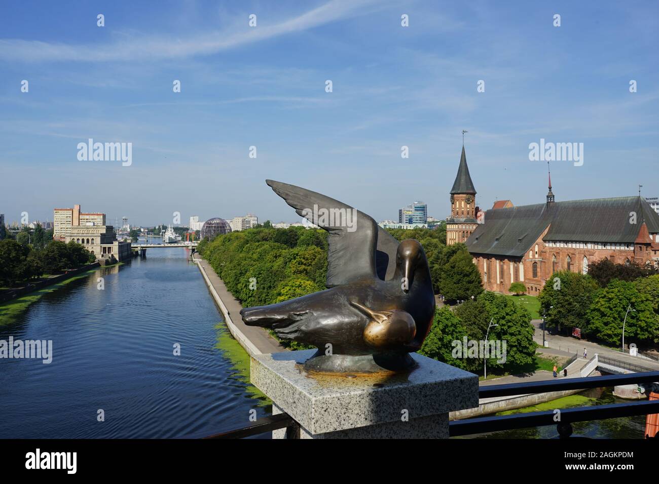 Bronze-Skulptur, Vogel des Glücks, Möwe mit einem Ei, Aussichtsplattform des Leuchtturm, Fischdorf, Kaliningrad, Russland Stock Photo