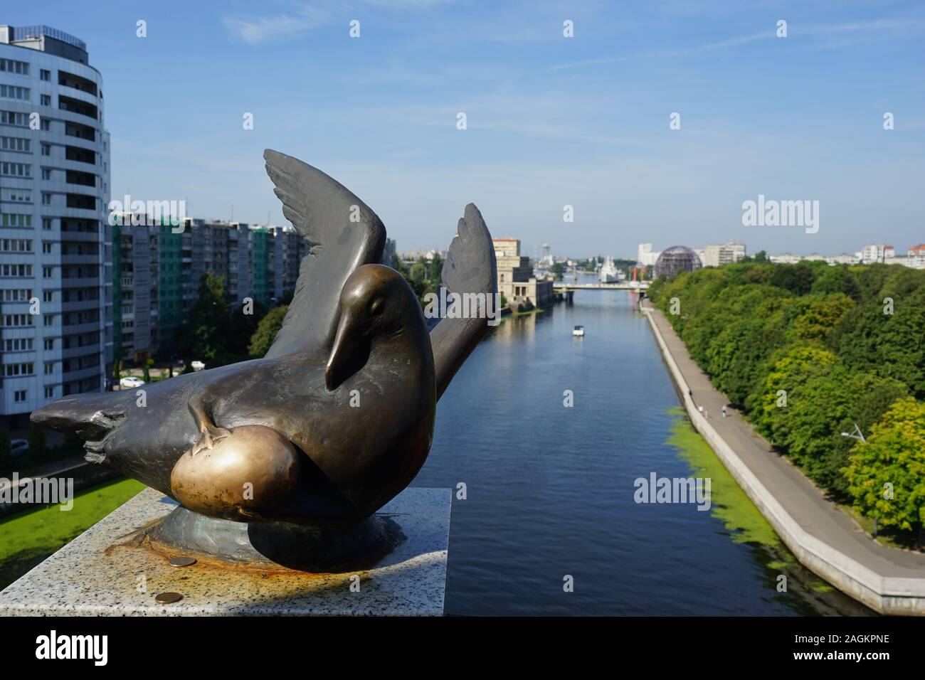 Bronze-Skulptur, Vogel des Glücks, Möwe mit einem Ei, Aussichtsplattform des Leuchtturm, Fischdorf, Kaliningrad, Russland Stock Photo