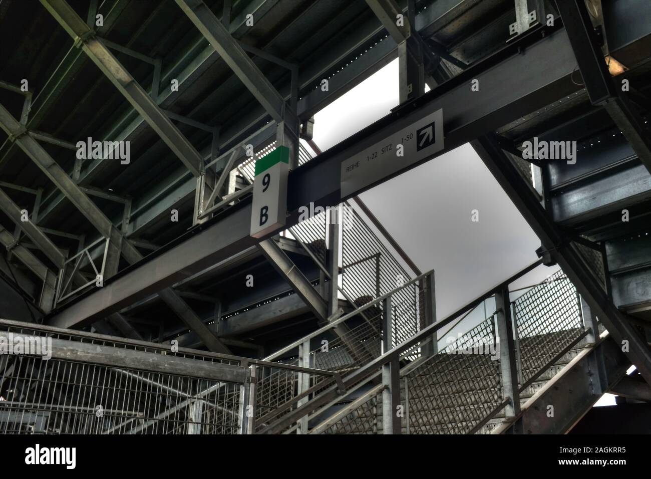 Treppe, Stiege, Stufen, Geländer, Gitter, Aufstieg, Öffnung, Nacht, Tag, Licht, Beleuchtung, Licht, Schatten, Stadion, Fußball, Tribüne, Rang, Sektor, Stock Photo