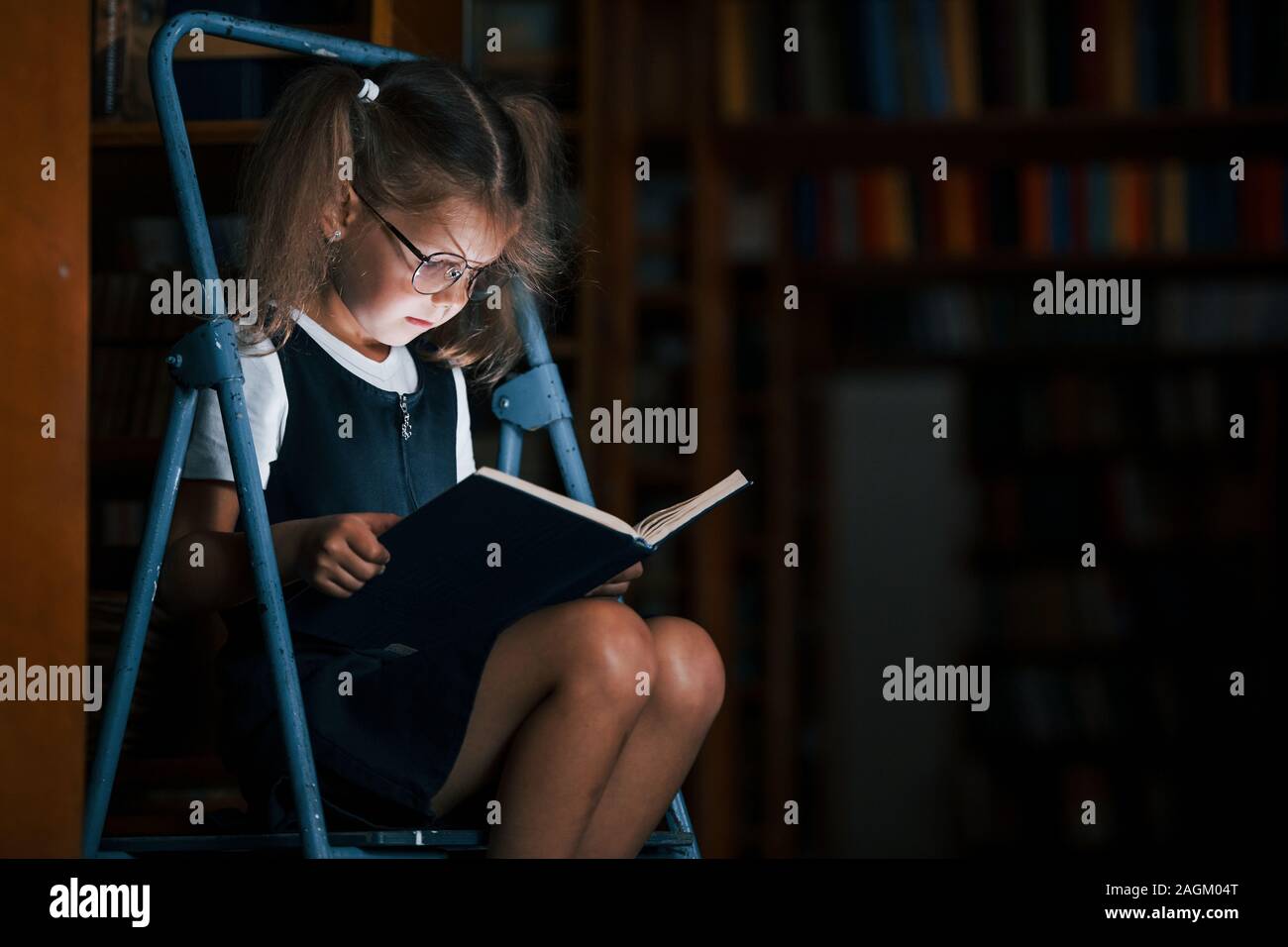 Girl on library ladder hi-res stock photography and images - Alamy