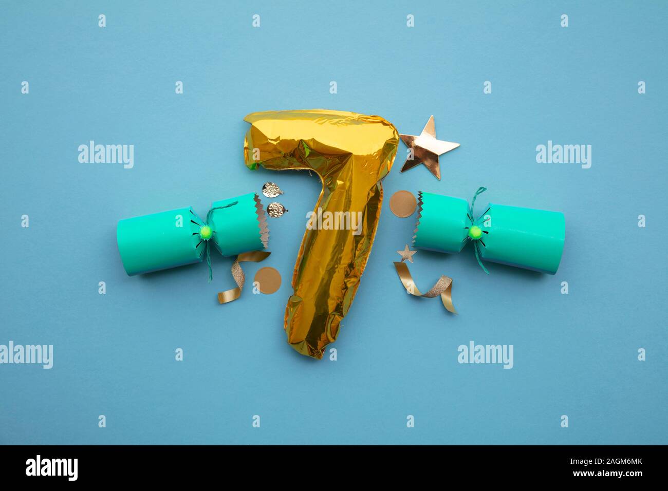 Christmas countdown. Gold number 7 with festive cristmas cracker decorations Stock Photo