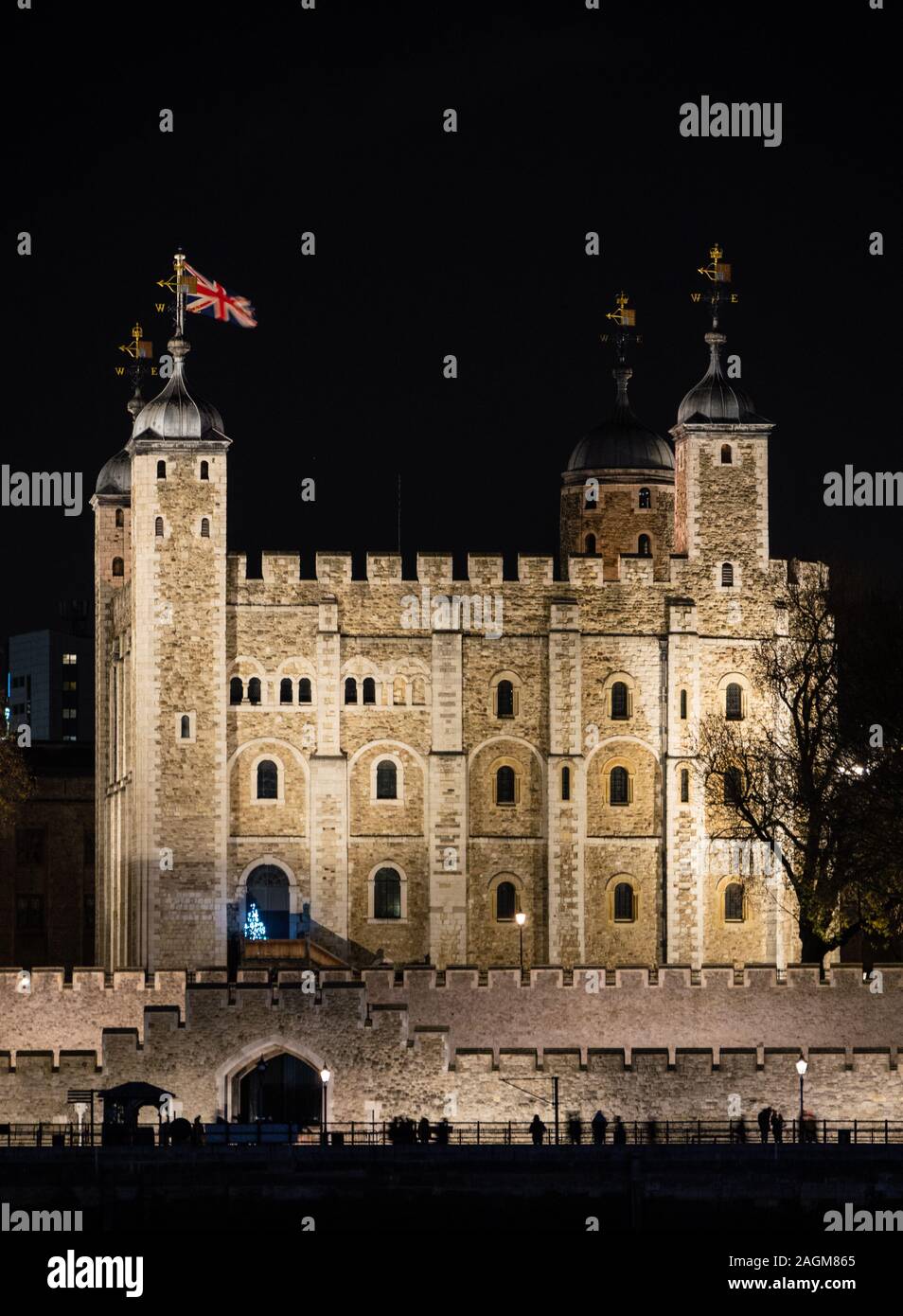 Tourists Outside The White Tower, Night Time, Tower of London, River Thames, City of London, England, UK, GB. Stock Photo
