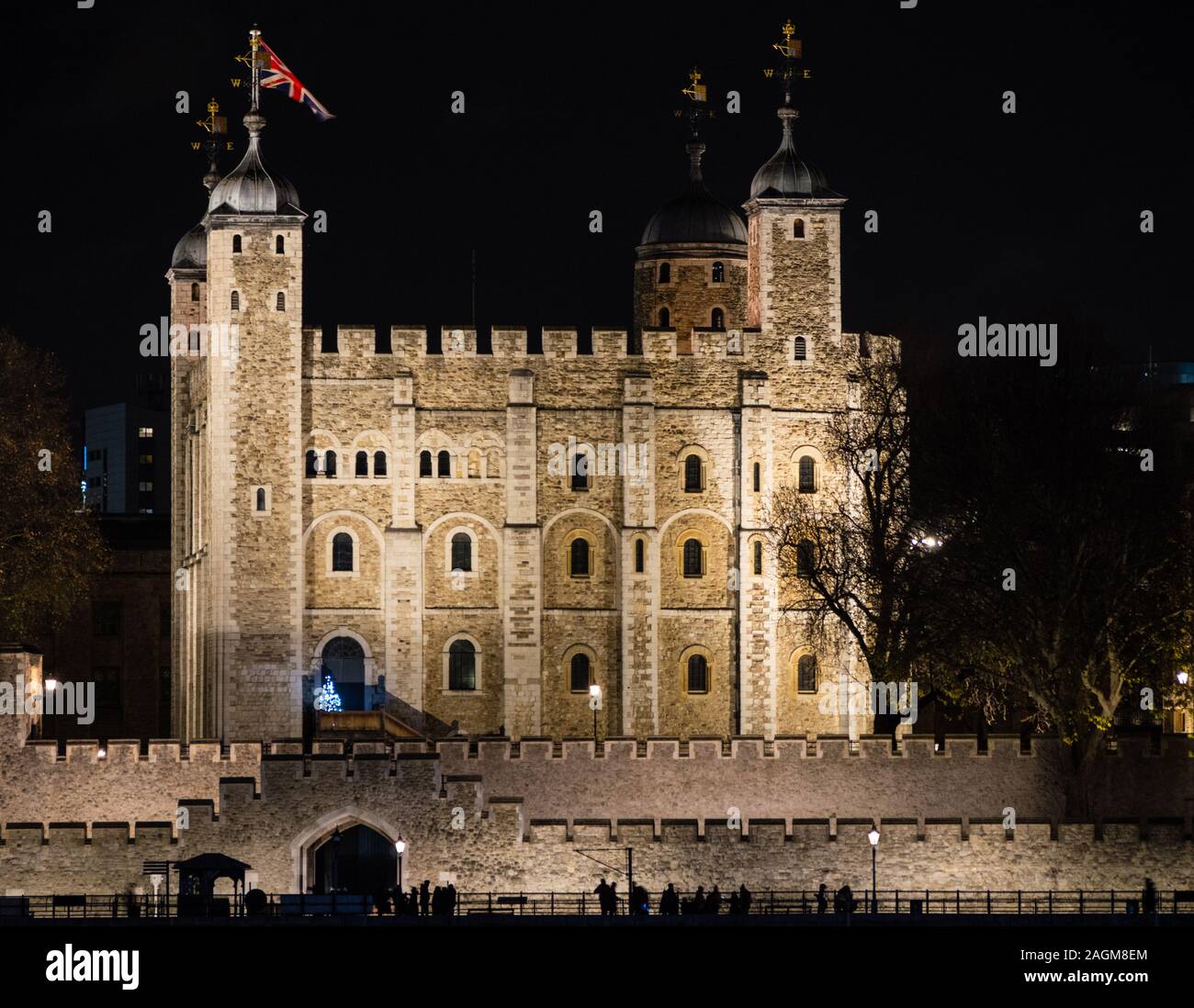 Tourists Outside The White Tower, Night Time, Tower of London, River Thames, City of London, England, UK, GB. Stock Photo