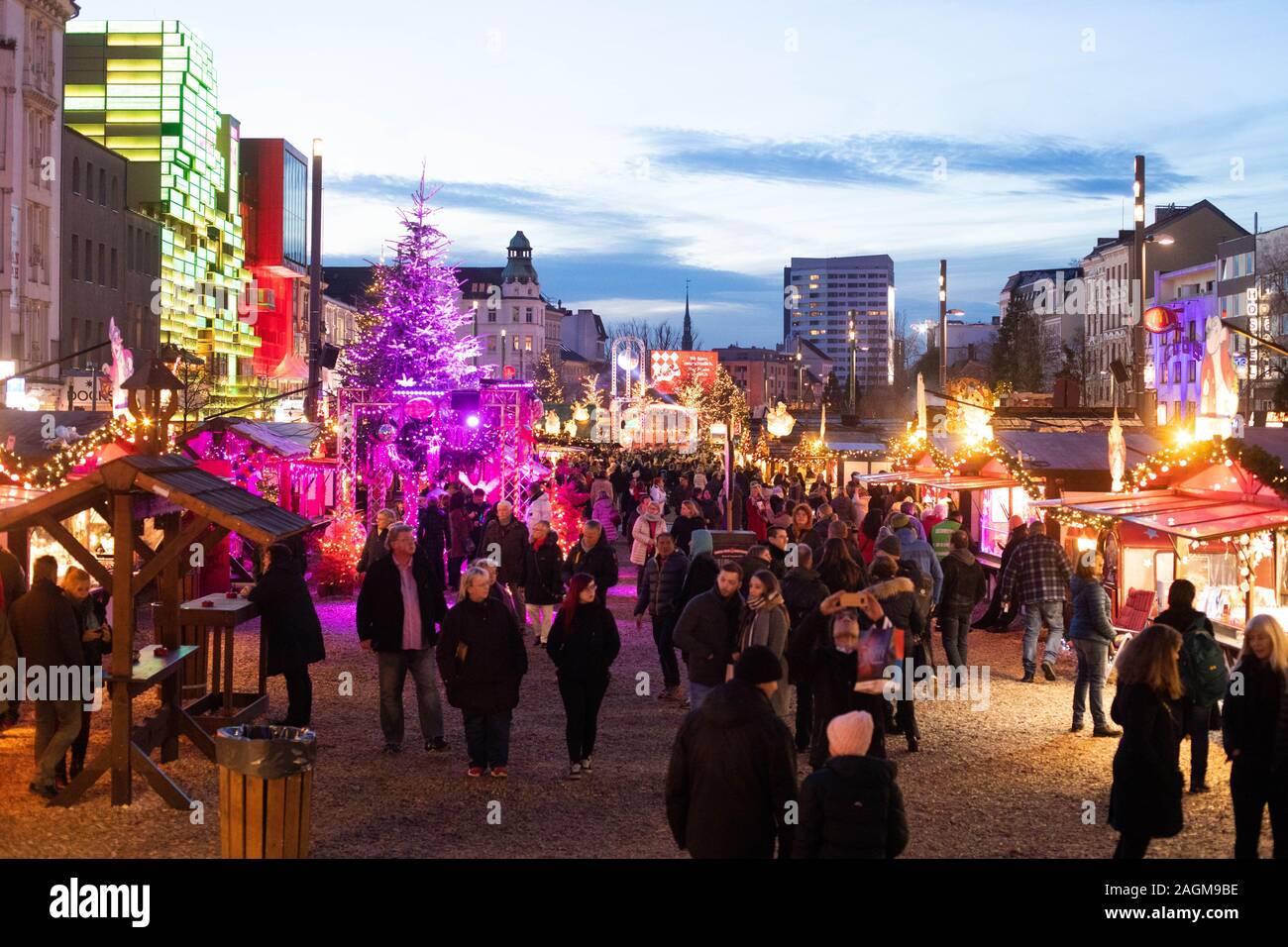 Hamburg, Germany. 17th Dec, 2019. Visitors walk across the Santa ...