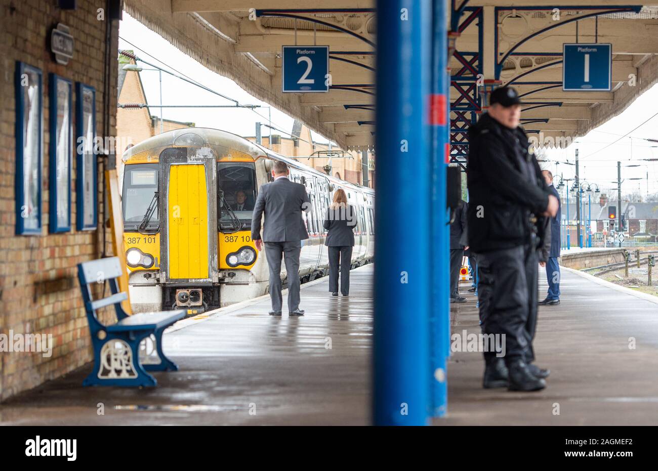 The train carrying Queen Elizabeth II arrives at King